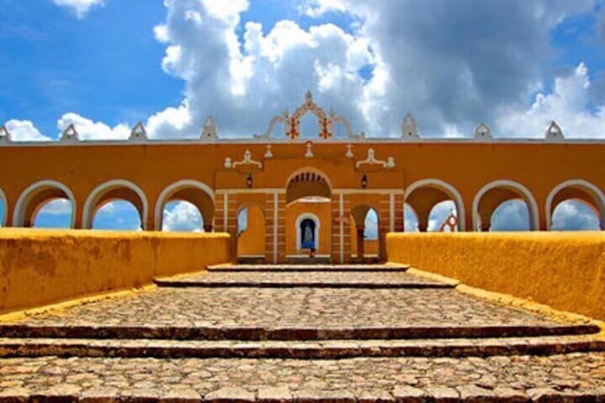 Entrada al convento de izamal.