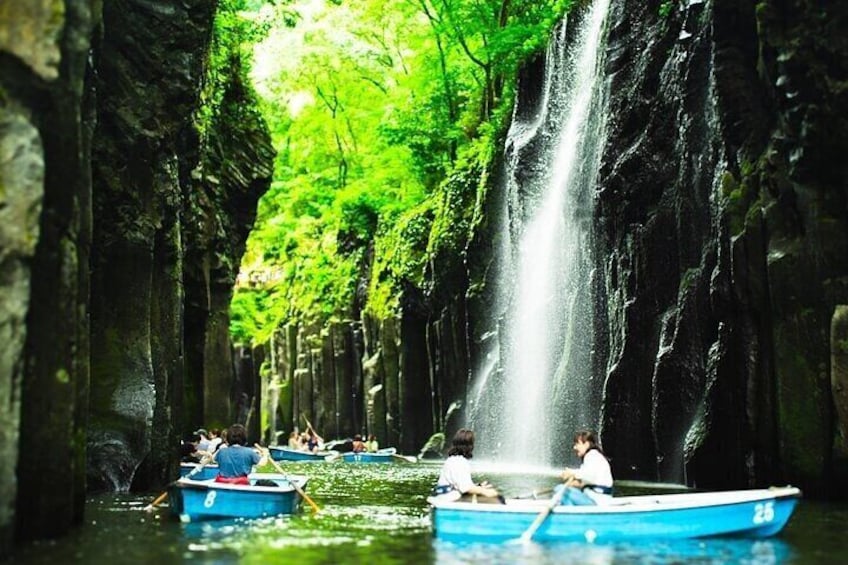 Marvel at the stunning views in Takachiho Gorge which was formed through the lava erosion from Mt. Aso