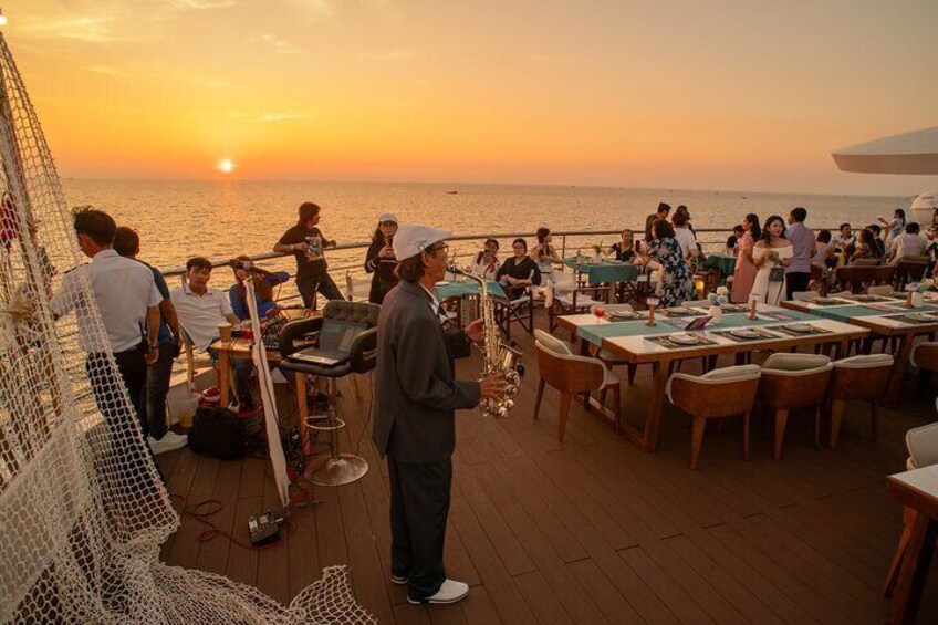 Admire the stunning sunset of Phu Quoc with melodious music on the deck.