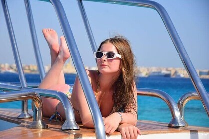 Orange Bay Island Cruise with Breakfast, Lunch and Drinks
