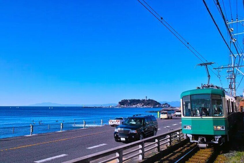 The Enoden is a streetcar that connects Fujisawa to Kamakura. The route covers most of Kamakura's famous attractions