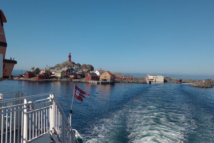 The ferry leaves Ona