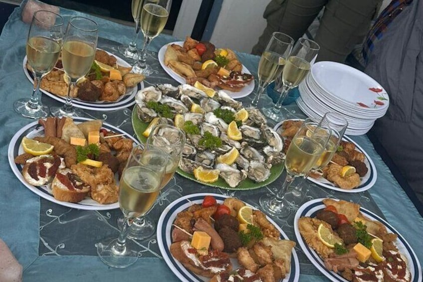 Have a nice light lunch while you cruise back to the docks