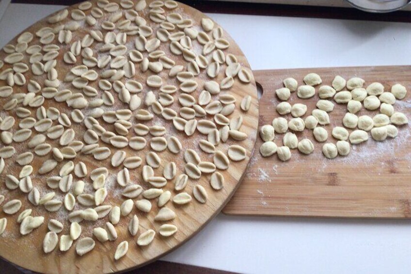 Preparation of orecchiette and cavatelli handmade with the use of organic raw materials at Km zero