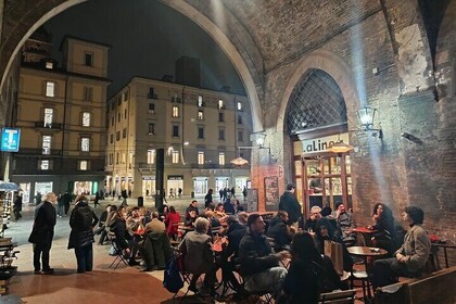 Bolonia por la noche bebiendo a través de la ciudad
