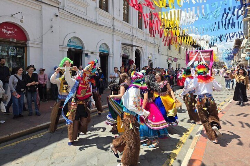 People dancing in Cuenca Pase del Nino