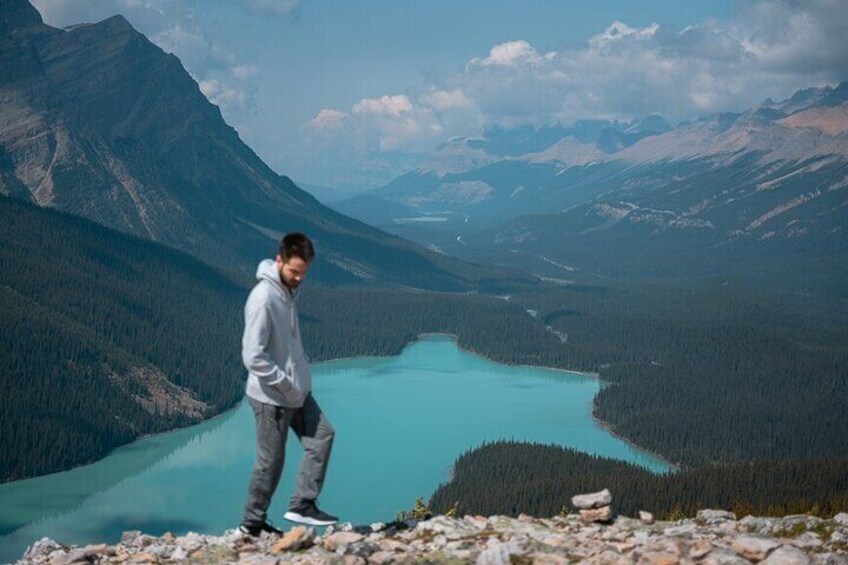 Taking a professional photo in front of Peyto Lake