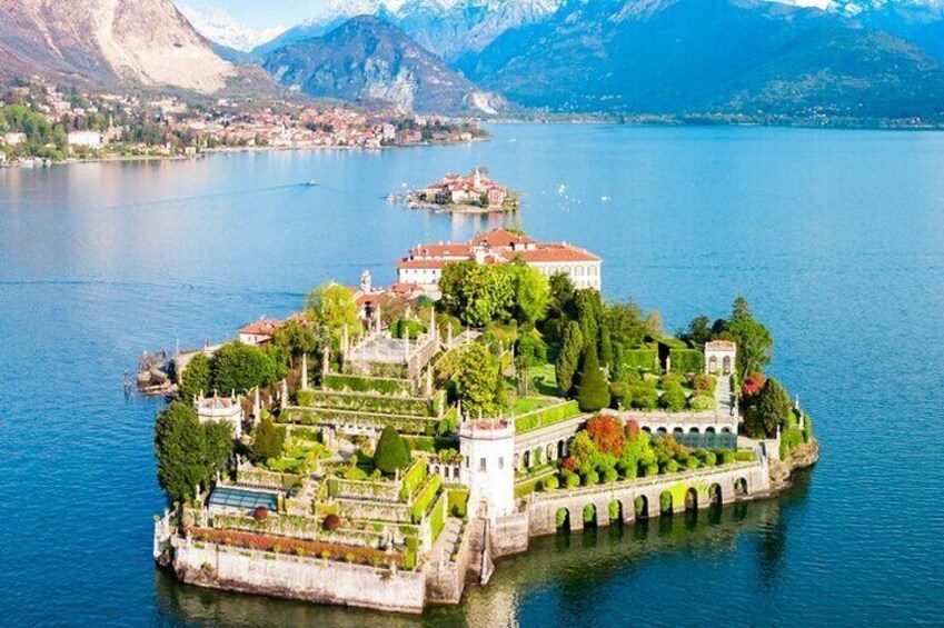 Palazzo Borromeo at Isola Bella and Isola Pescatori and a drink