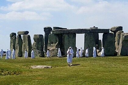 Stonehenge, Salisbury and Avebury Group Tour with Audio Guide