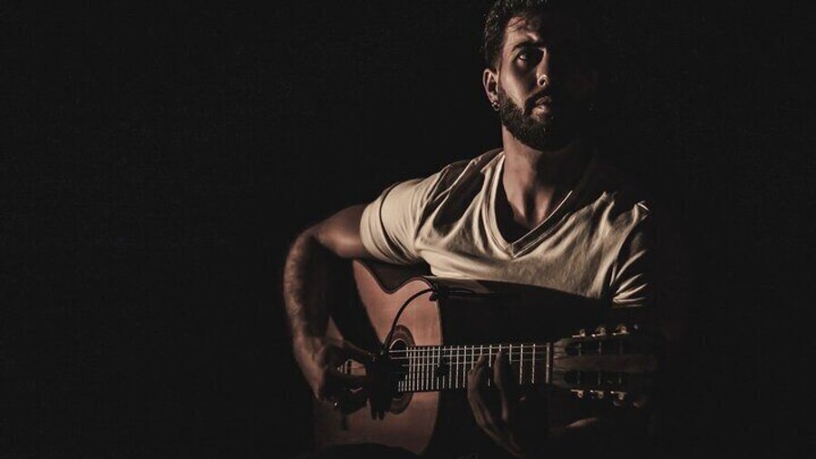 Alejandro González is a versatile and vital musician. Its guitarist touch combines flamenco with the Spanish classic perfectly.