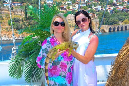 Alanya Boat Tour – Swimming Break,Soft Drinks&Lunch Included