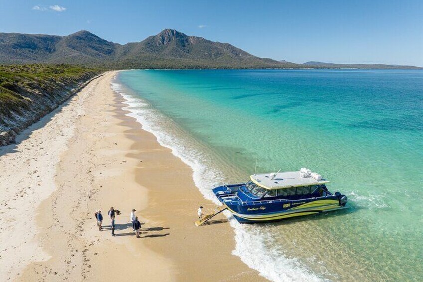 Wineglass Bay Shared Cruise and Walking Tour