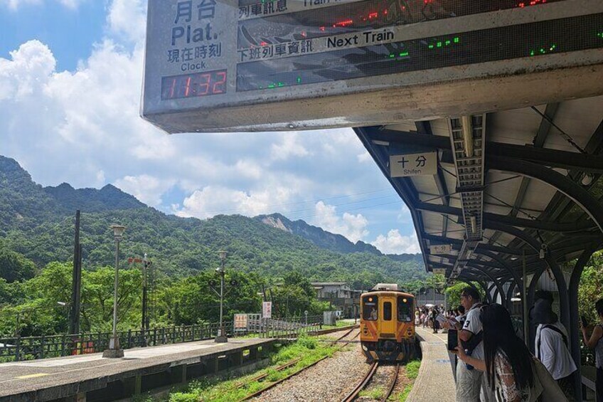 Shifen Train Experience to Houtong Cat Village, Jiufen 