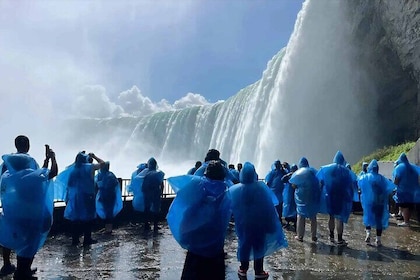 Niagara Falls Day Tour, Boat Cruise and Journey Behind the Falls