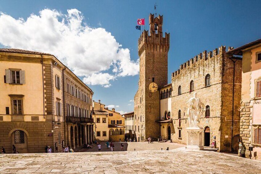 Arezzo Walking Tour with Audio and Written Guide by a Local