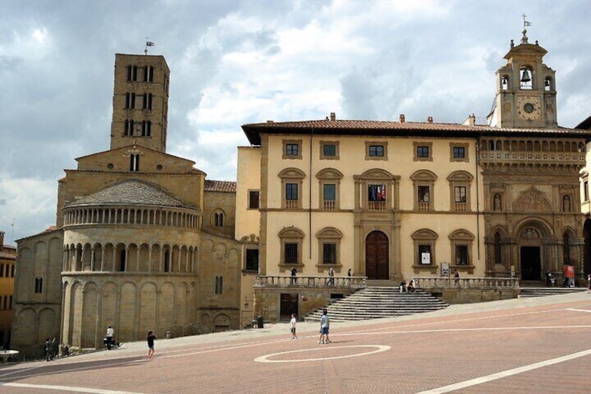 Arezzo Walking Tour with Audio and Written Guide by a Local