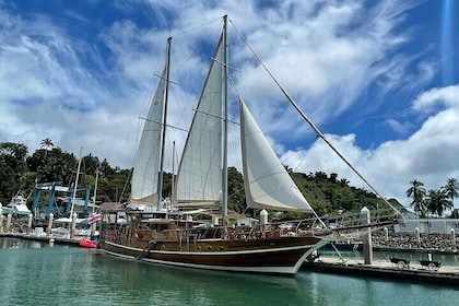 Navegando en un velero de madera de 100 'en la provincia de Puntarenas