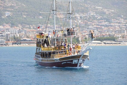 Alanya Relax Boat Trip: Lunch & Soft Drinks Included