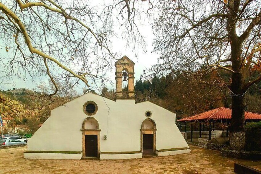 Private Tour 4 Traditional Villages in Chania & Explore Agia Lake