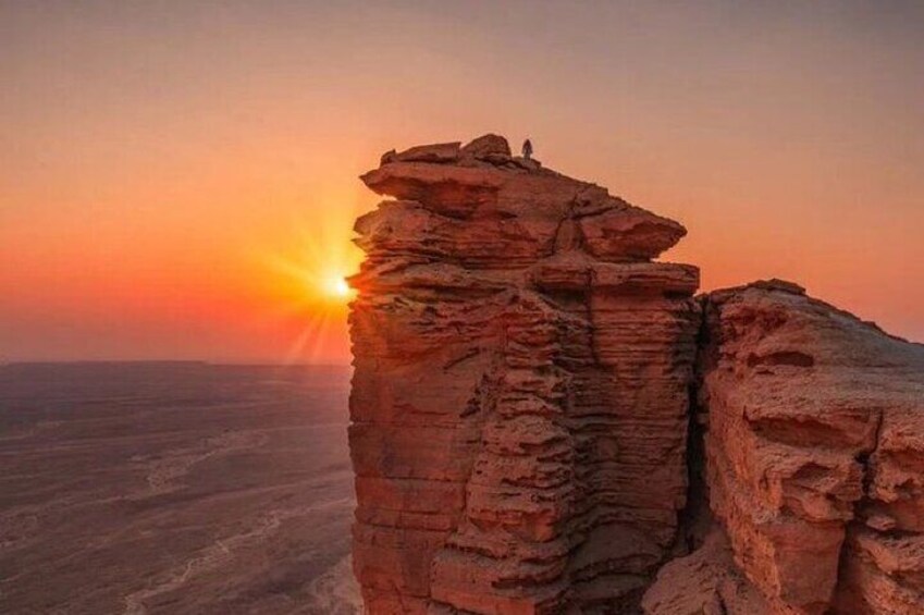 Half Day Tour to Edge of The World And Bat Cave in Riyadh 