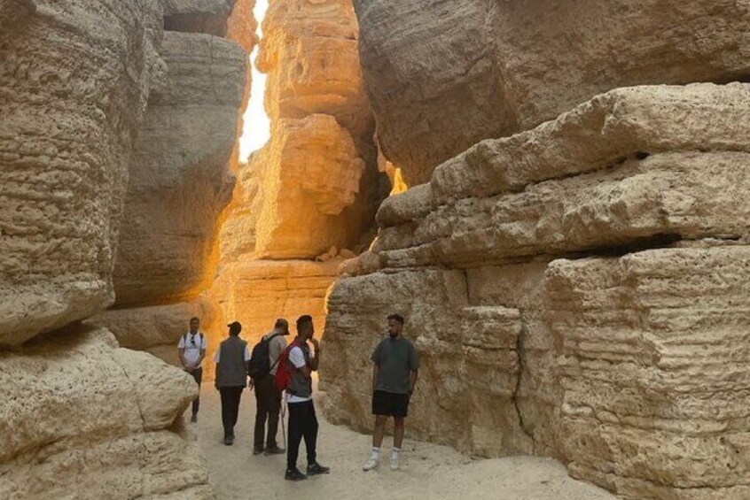 Half Day Tour to Edge of The World And Bat Cave in Riyadh 