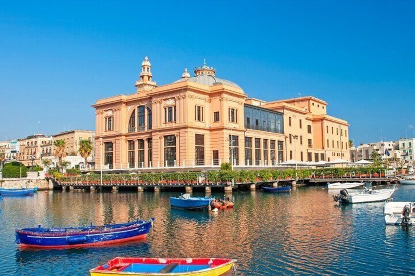 Bari Street Food Tour with Wine Tasting and Historic Sights