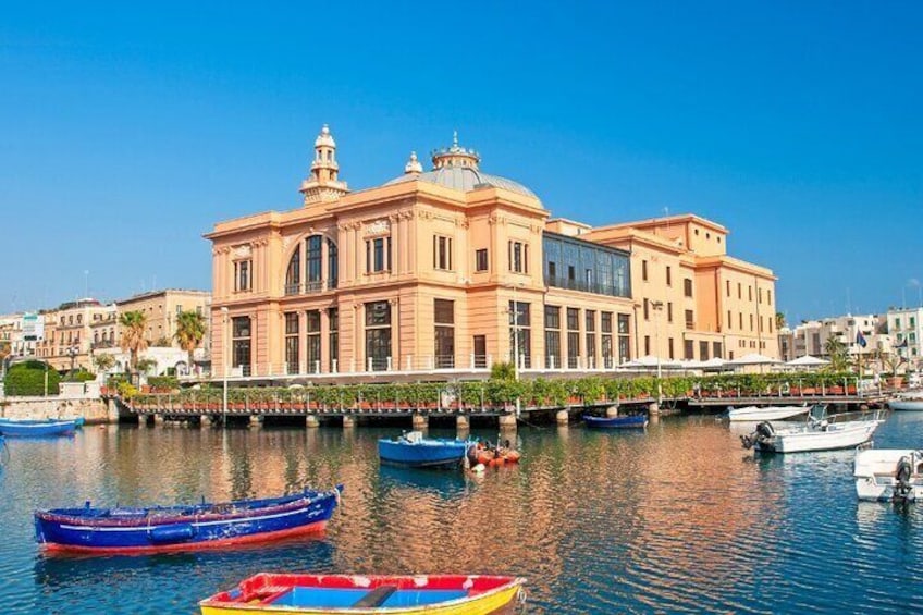 Bari Street Food Tour with Wine Tasting and Historic Sights
