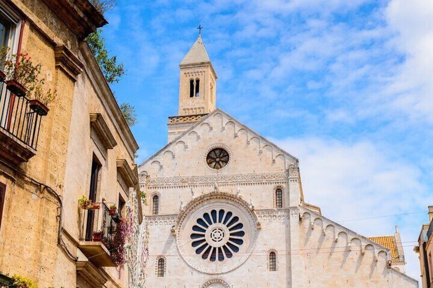 Bari Street Food Tour with Wine Tasting and Historic Sights