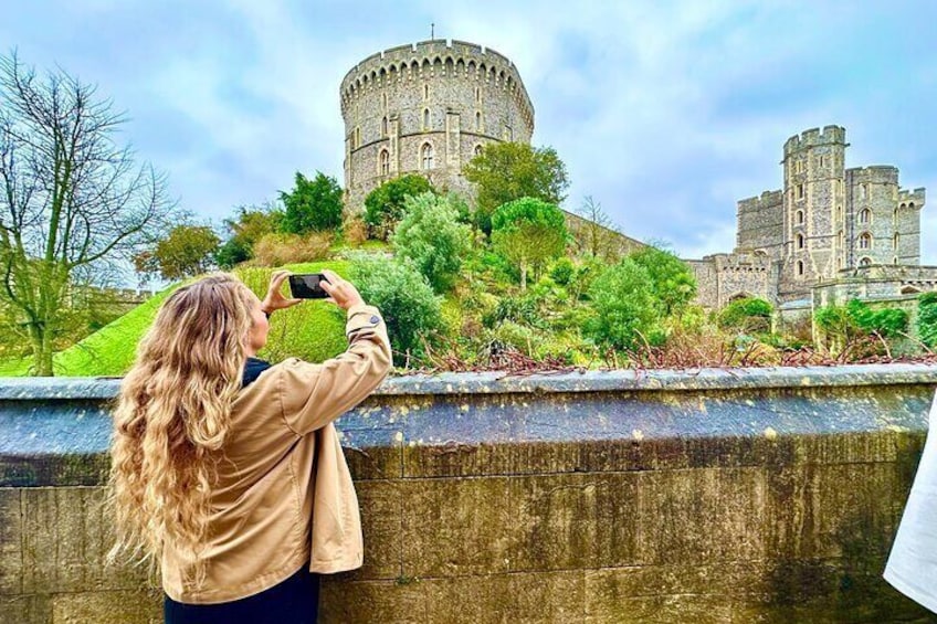 Capte the majesty of Windsor Castle from the outside, where history meets beauty.