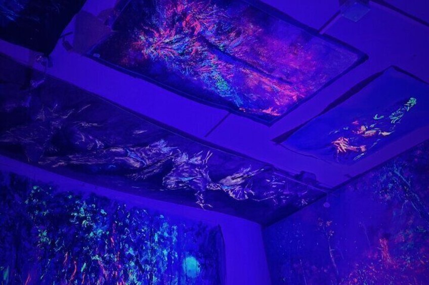 Fluorescent painting studio in Lyon in an art gallery