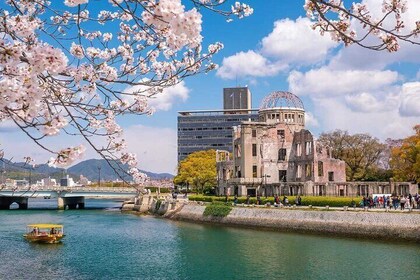 From Osaka/Kyoto: Hiroshima Miyajima Luxury Tour with Guide