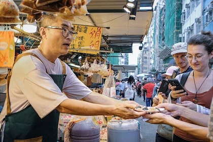 Hong Kong: Kowloon Street Market & Food Culture Walking Tour