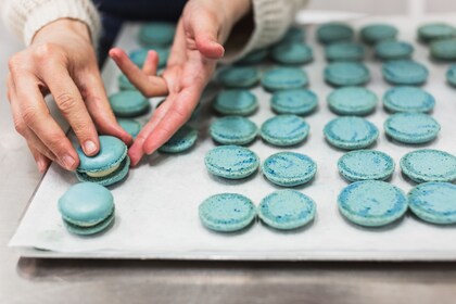 Kulissien takana Macaron-leivontatunti Pariisissa