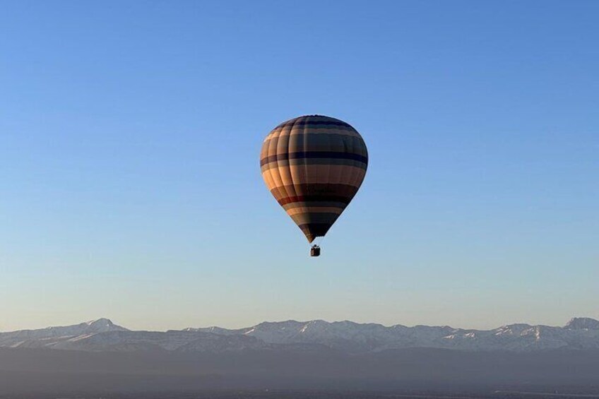 Balloon flight small nacelle 6 to 12 passengers.