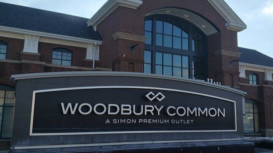 Woodbury Common Shopping Experience with Private Driver-Guide