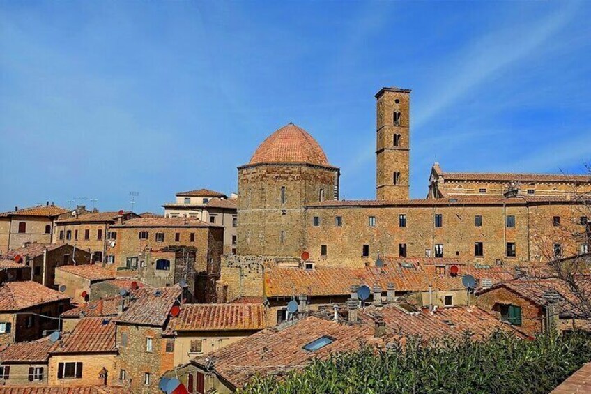 Private transfer Firenze - Pisa with stop in Volterra 