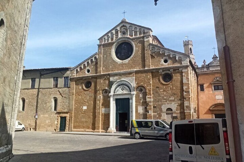 Private transfer Firenze - Pisa with stop in Volterra 