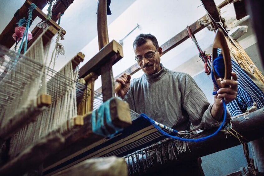 Cairo Crafts on Carpet Weaving with Perfume Oils and Papyrus