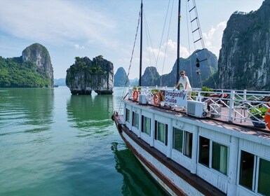 Hanoi: crucero por las islas y cuevas de Ha Long con almuerzo y kayak