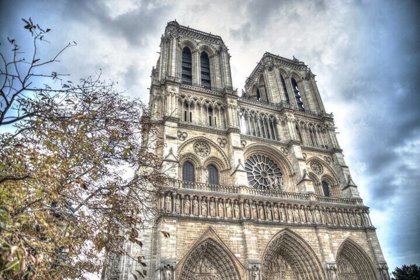 Notre Dame Outdoor Tour with Priority Access to the Cathedral