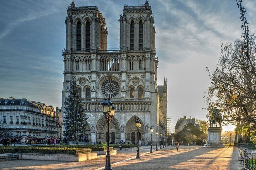 Notre Dame Outdoor Tour with Priority Access to the Cathedral