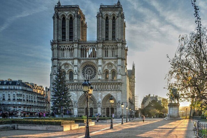 Notre Dame Cathedral Outdoor Walking Tour