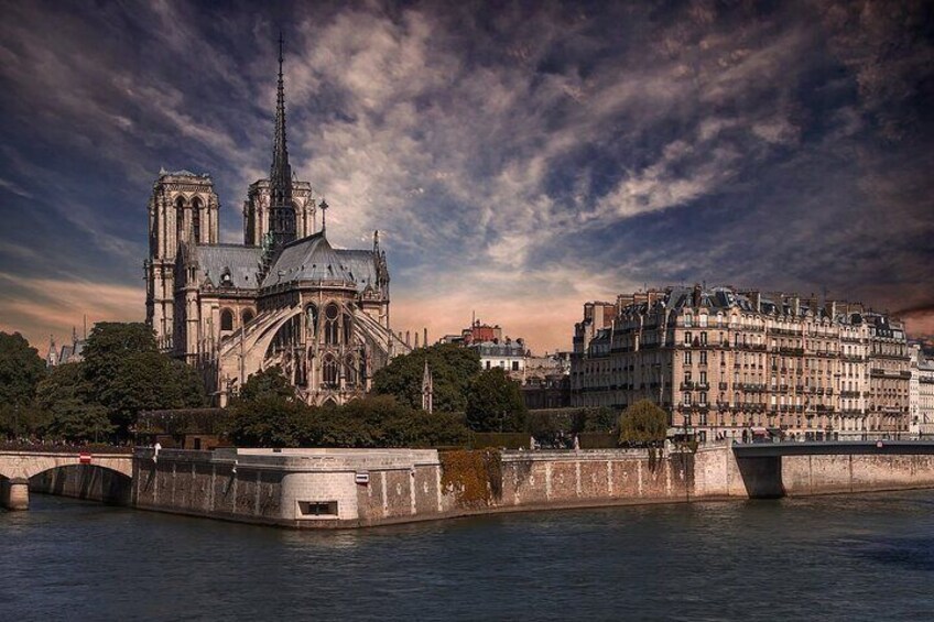 Notre Dame Outdoor Tour with Priority Access to the Cathedral