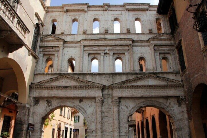 Romeo and Juliet Walking Tour with an APP from Verona