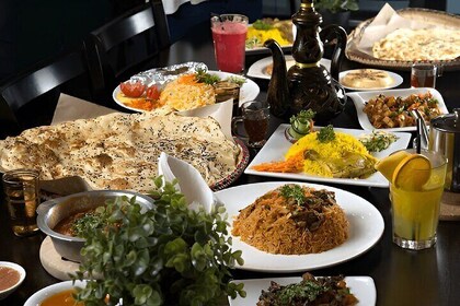 Burj Al Arab: 2-Hour Yacht Tour with BBQ Dinner and Drinks