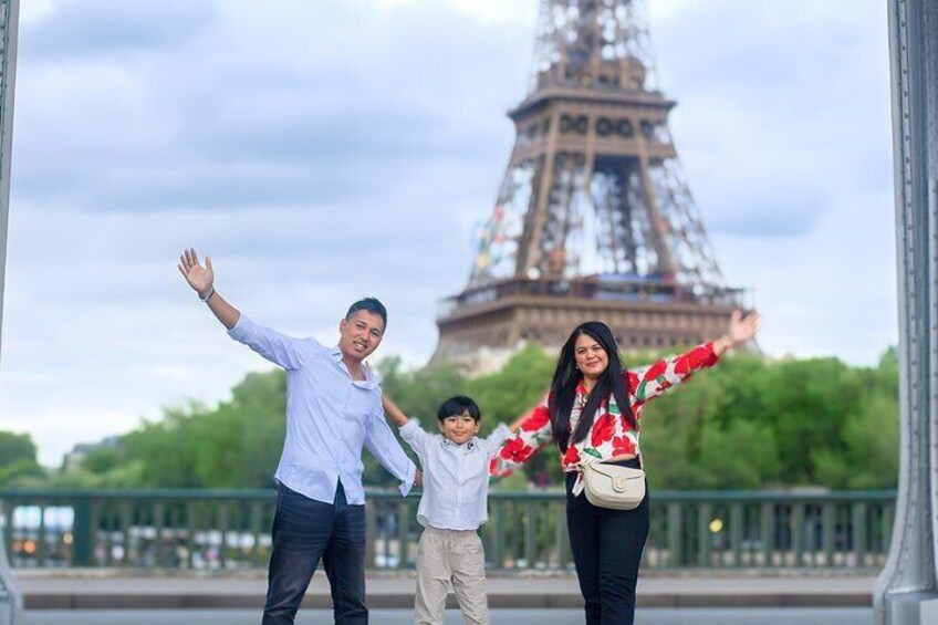 Professional Parisian Portraits: Eiffel Tower Experience