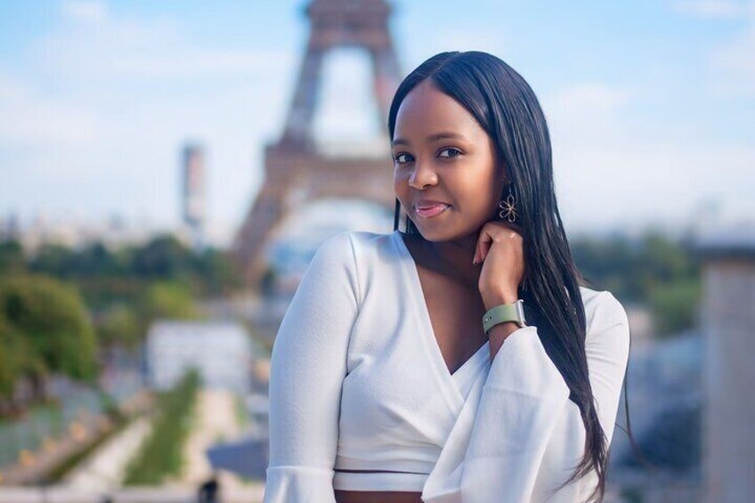 Professional Parisian Portraits: Eiffel Tower Experience