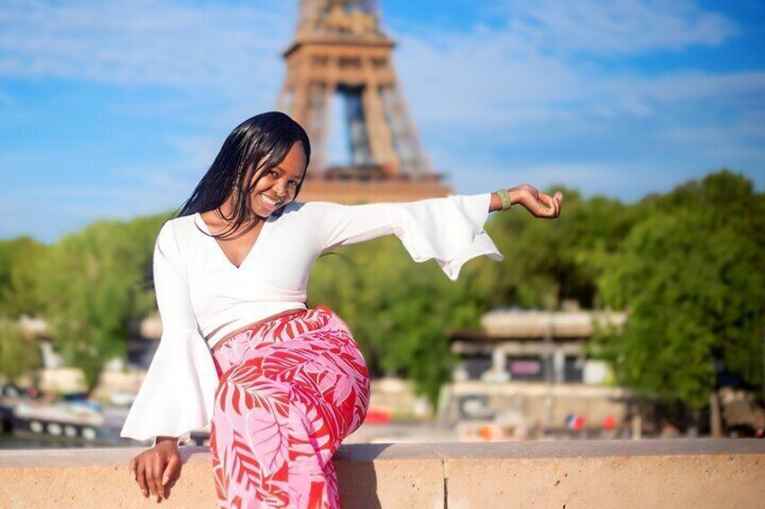 Professional Parisian Portraits: Eiffel Tower Experience