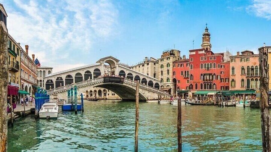 Venice Full-Day Tour from Milan with Boat Cruise Across the Canal