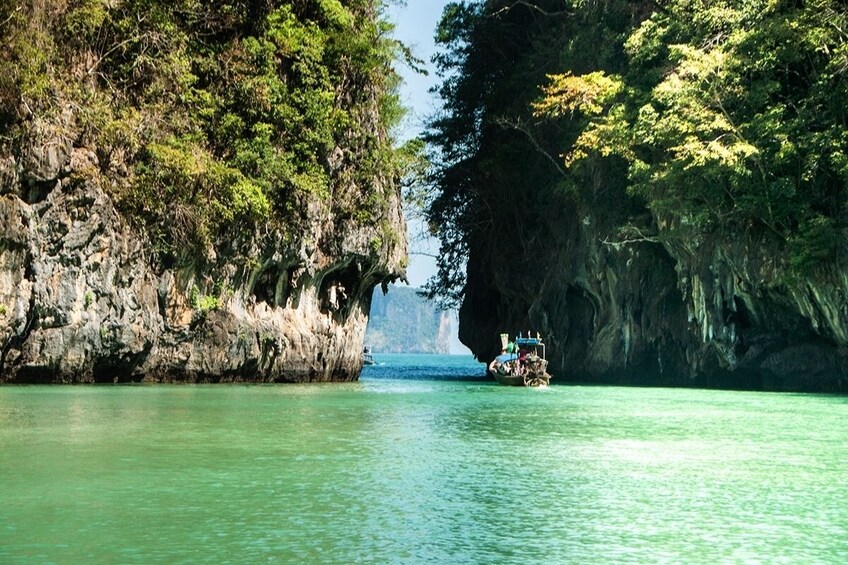 Discover the Beauty of Hong Island: A Speedboat Journey